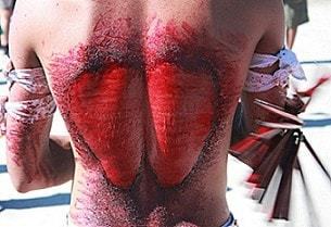 Warum fügt sich dieser Flagellant mit einer Peitsche selbst Schmerzen zu?
