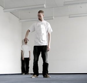 zwei_männer_optische-täuschung_xs_kallejipp.photocase
